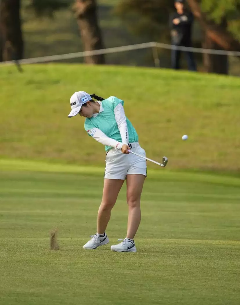 尾関彩美悠のアイアンスイング