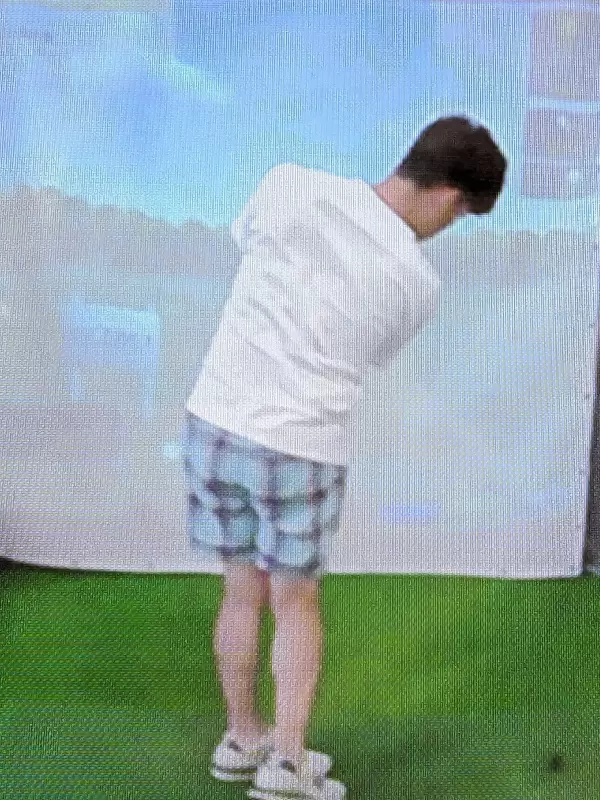 写真４４－２：体の回転（後ろから見たらちょうどクラブが体に隠れる）