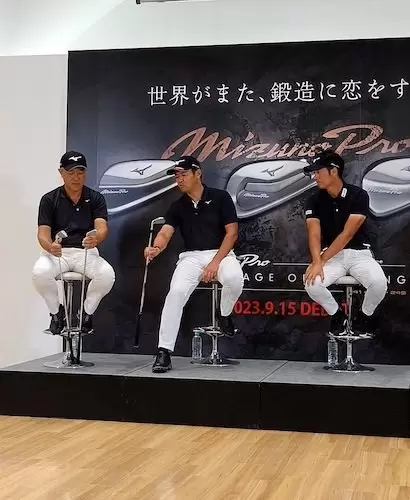 佐藤プロは見た目はマッスルバックなのに飛距離とやさしさをもたらす中空構造の『Mozuno Pro 245』を「シークレットブーツ」と表現