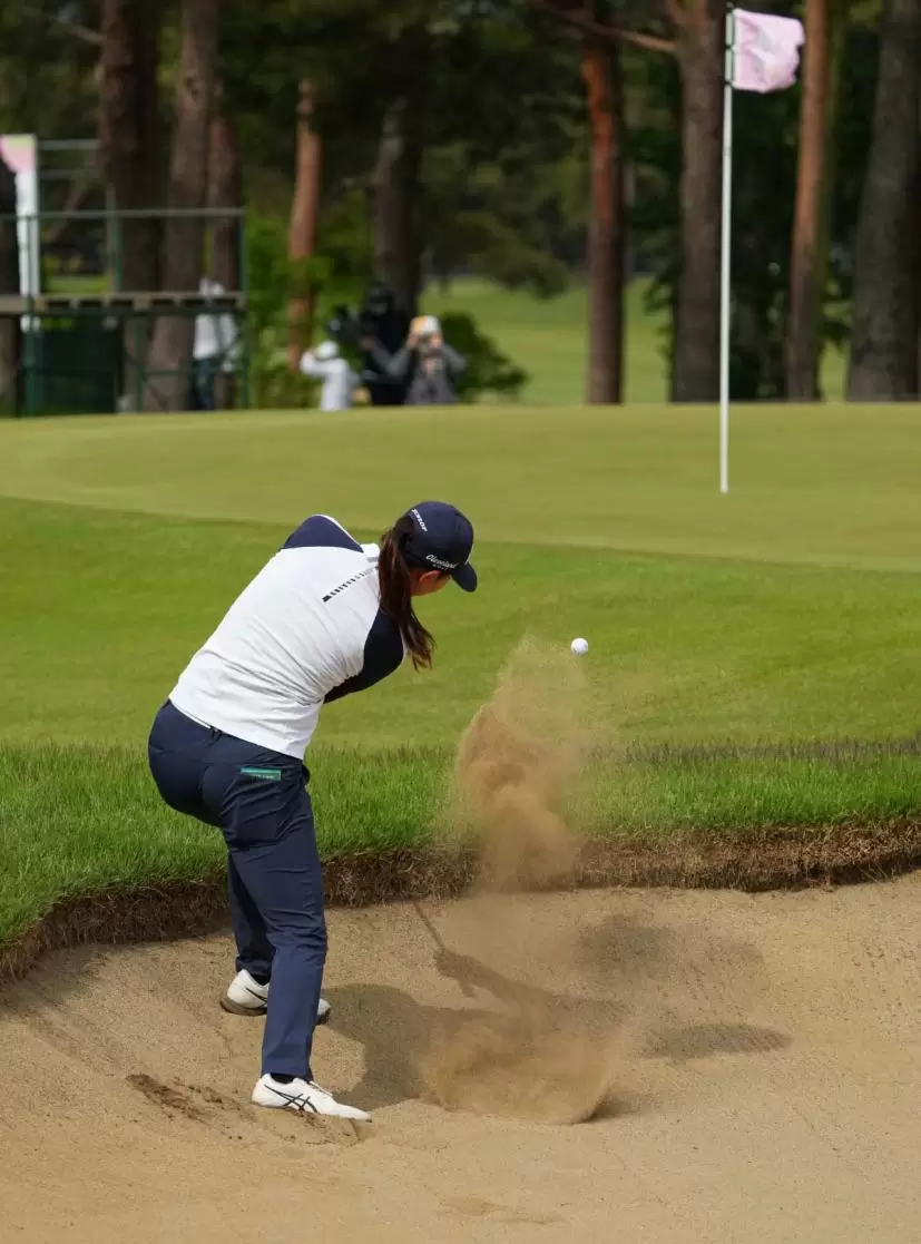 荒川怜郁のウェッジスイング（後方）｜フォロー②