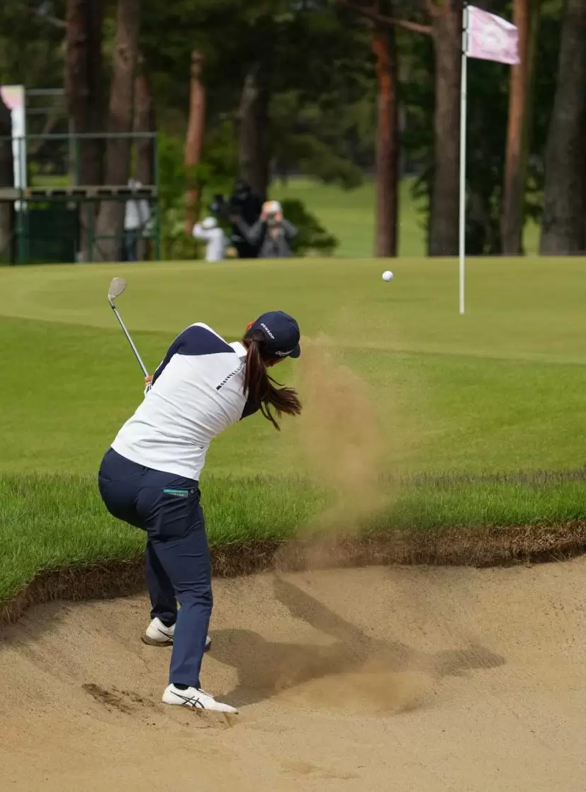 荒川怜郁のウェッジスイング（後方）｜フォロー③