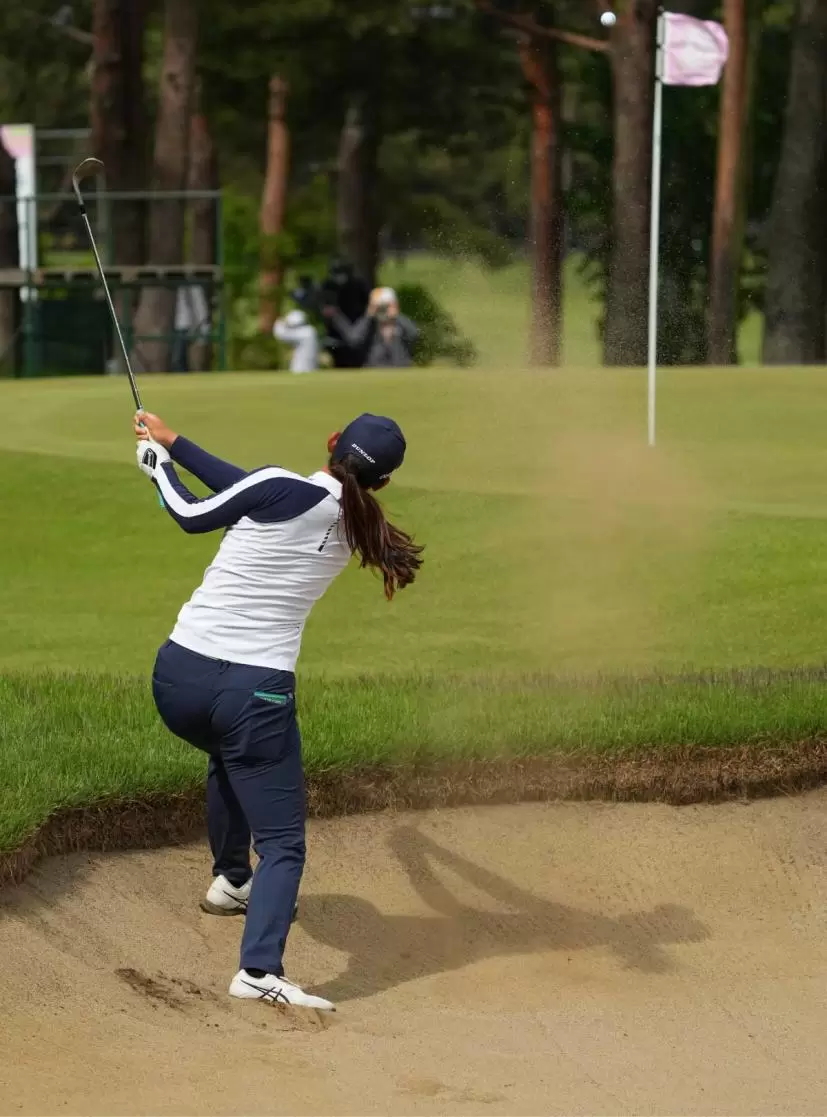 荒川怜郁のウェッジスイング（後方）｜フィニッシュ