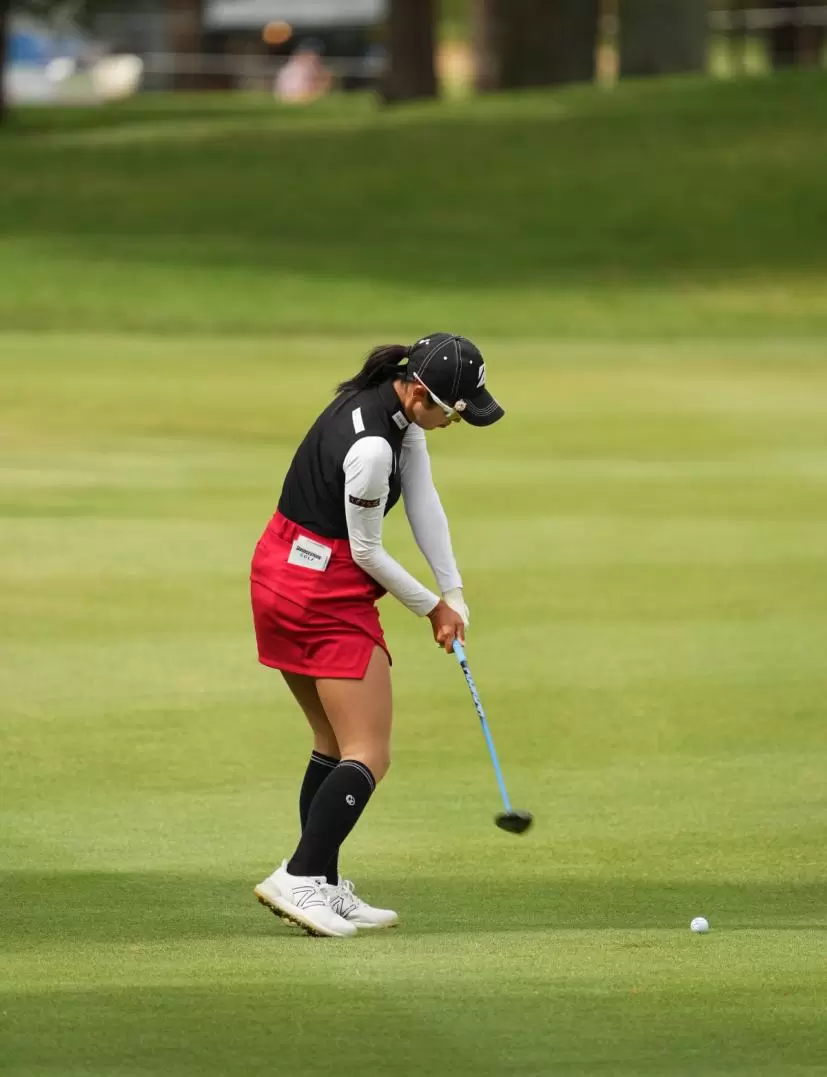 高木萌衣のフェアウェイウッドスイング（斜め前方）｜ダウンスイング③