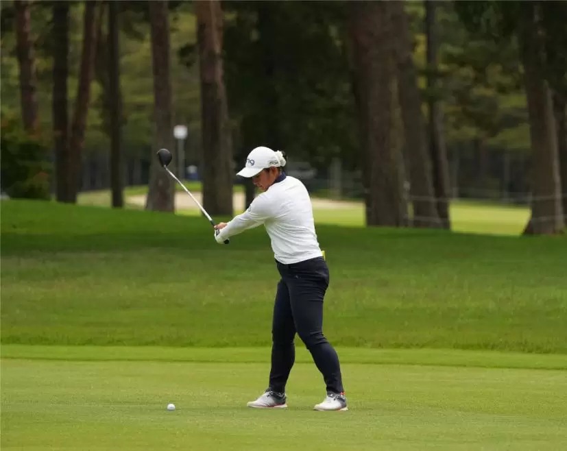 平岡瑠依のフェアウェイウッドスイング
