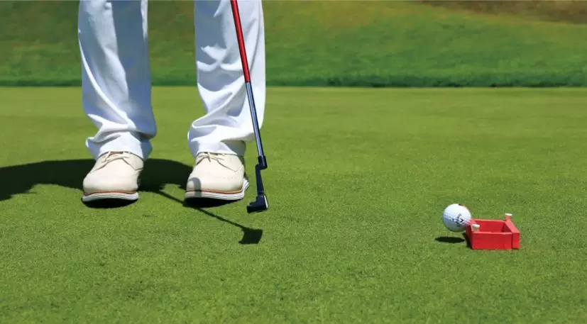 当たったボールが軽く跳ね返るくらいの強さで打つ。