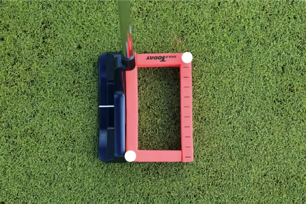 固定した「Aim Putt neo」にフェースを当てて構え、ロフトが寝たり、立ちすぎていないかチェック。