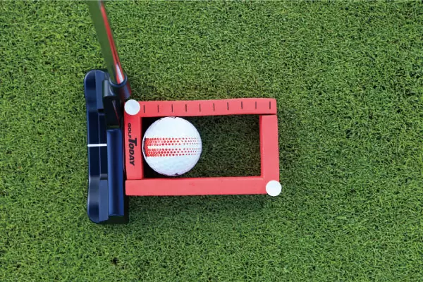 ボールを打つつもりで「Aim Putt neo」を軽くヒット。