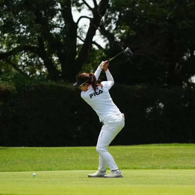 天本ハルカのドライバースイング