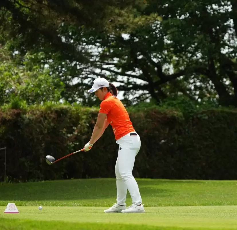 渡邉彩香ドライバースイング