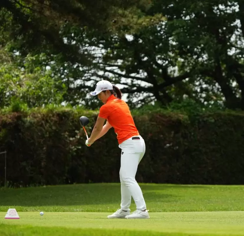 渡邉彩香ドライバースイング