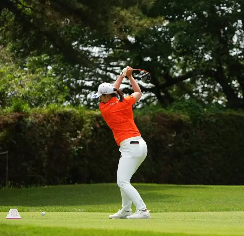 渡邉彩香ドライバースイング