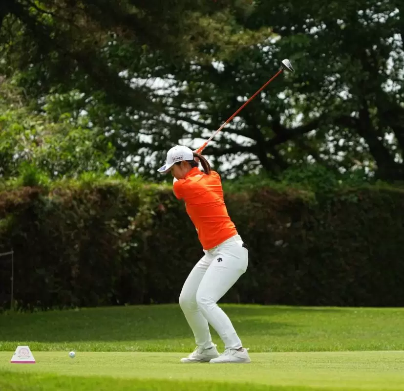 渡邉 彩香ドライバースイング