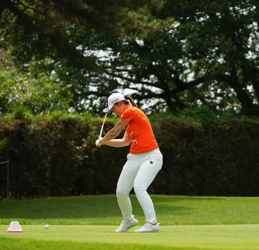 渡邉彩香ドライバースイング
