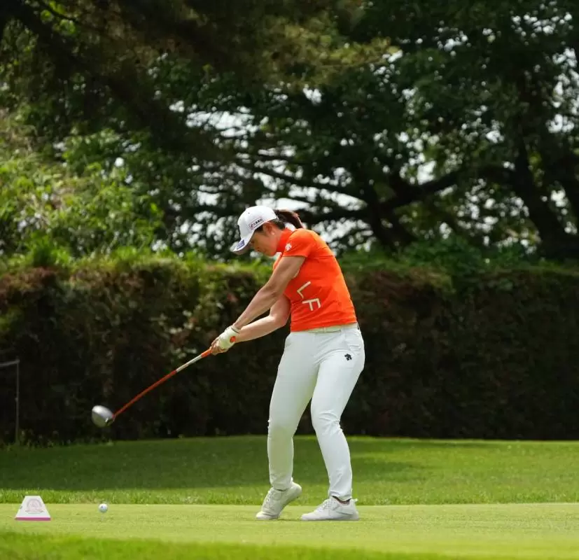 渡邉彩香ドライバースイング