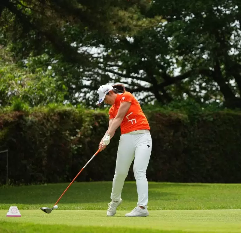 渡邉彩香ドライバースイング