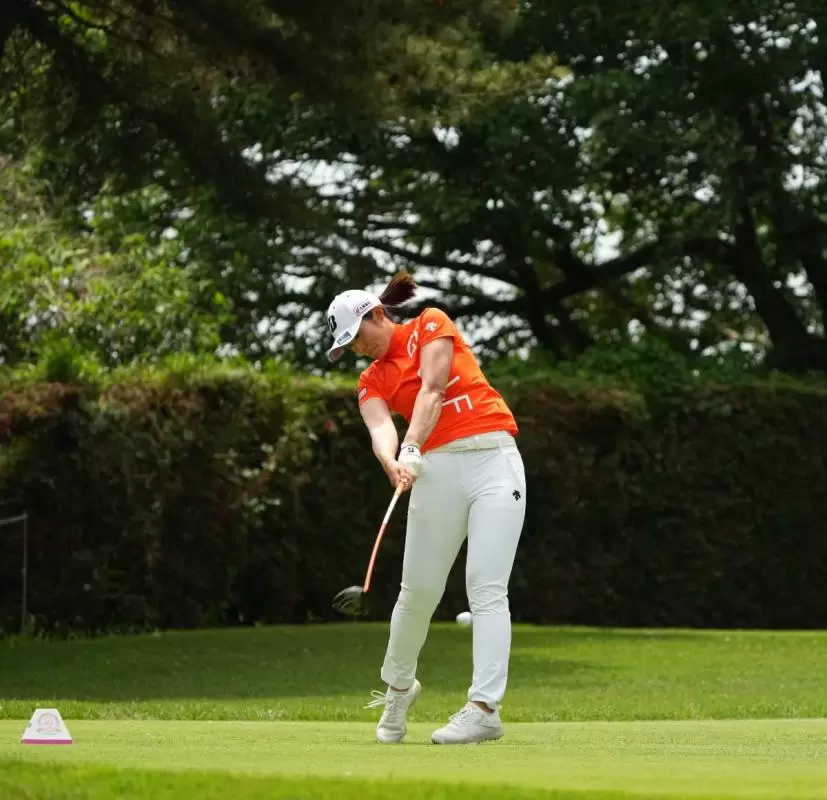 渡邉彩香ドライバースイング