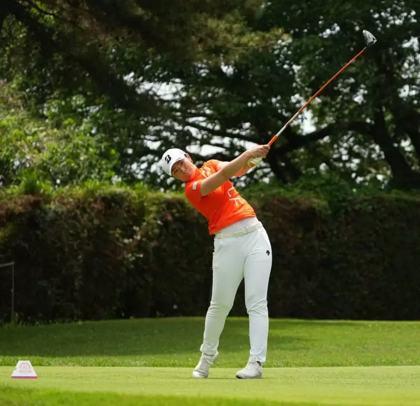 渡邉彩香ドライバースイング