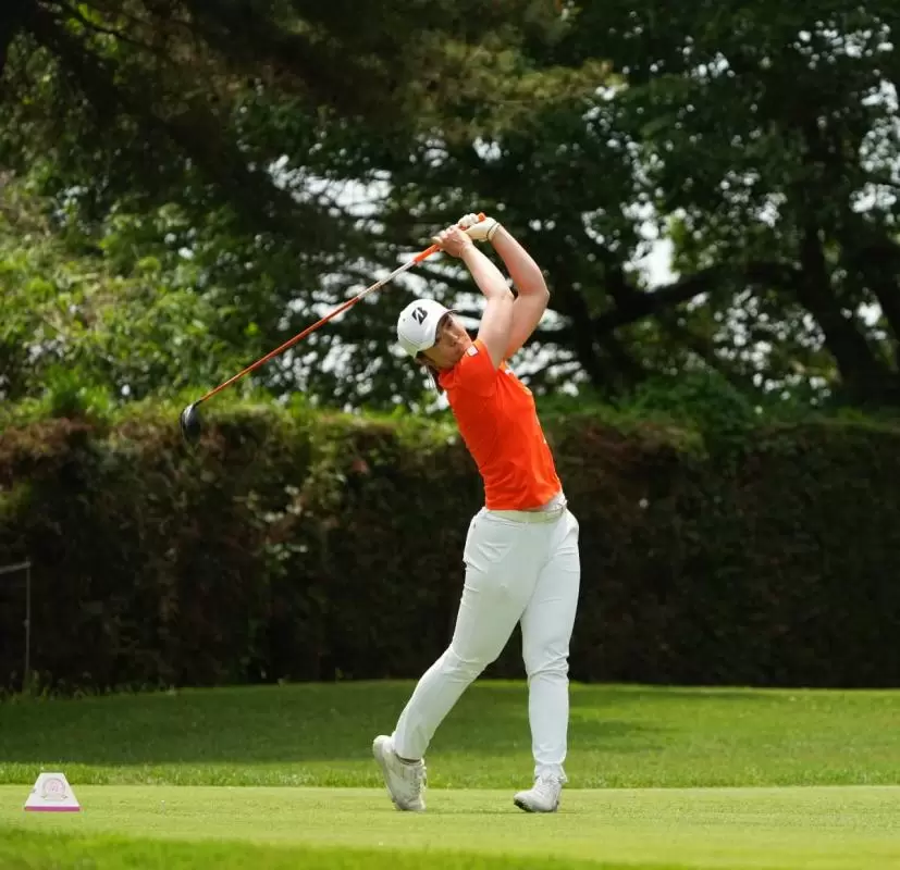 渡邉彩香ドライバースイング
