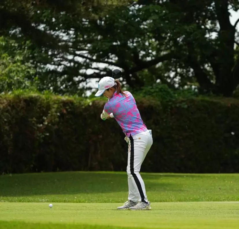 浜崎未来のドライバースイング