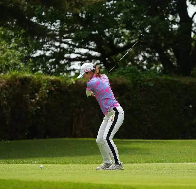 浜崎未来のドライバースイング