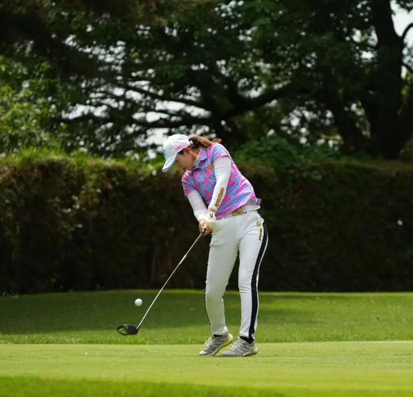 浜崎未来のドライバースイング