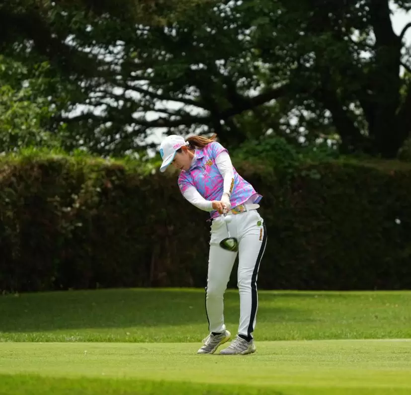 浜崎未来のドライバースイング