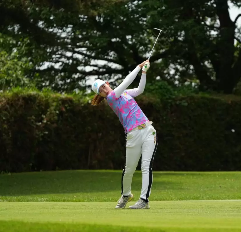 浜崎未来のドライバースイング