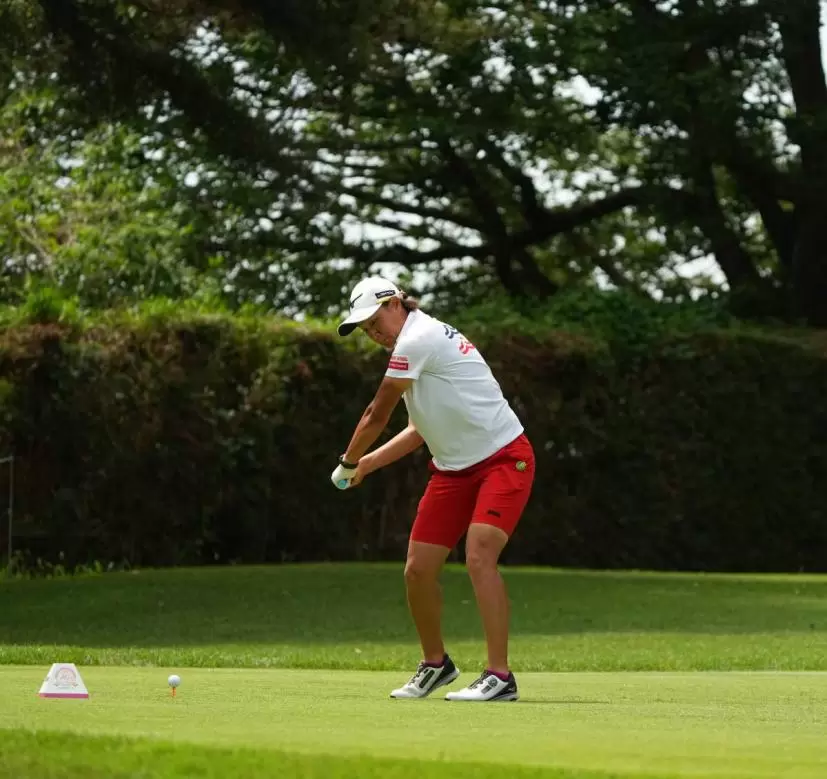 野澤真央のドライバースイング