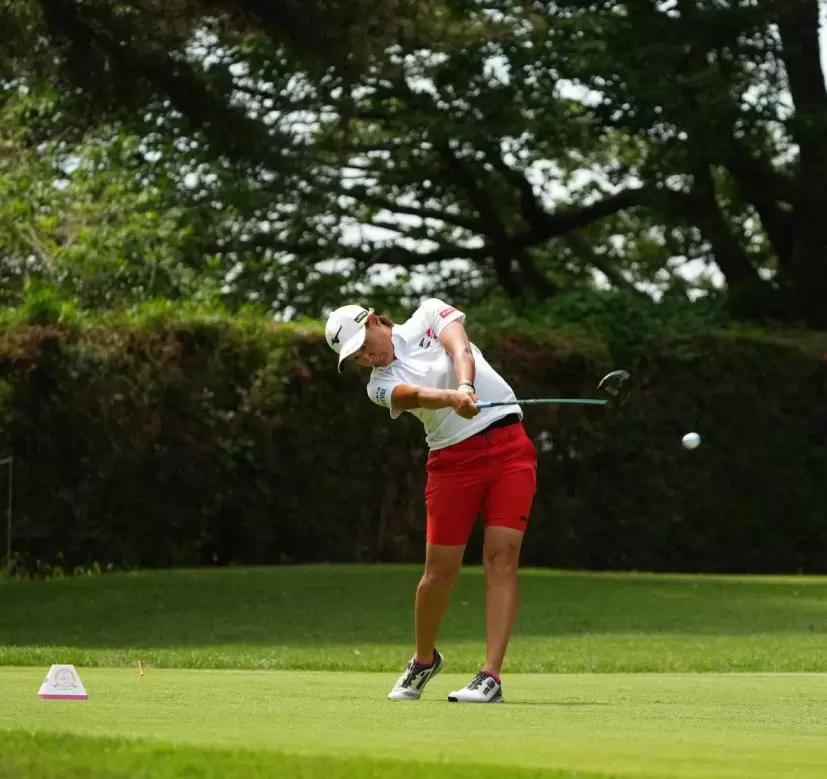 野澤真央のドライバースイング