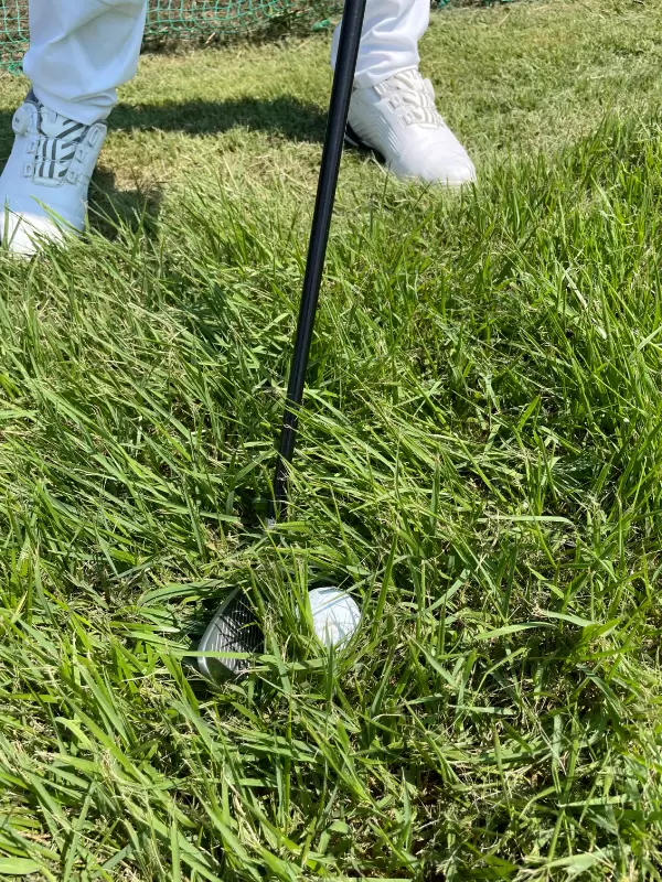 フェースとボールの間に芝がたくさん挟まるようなケースはフライヤーしない