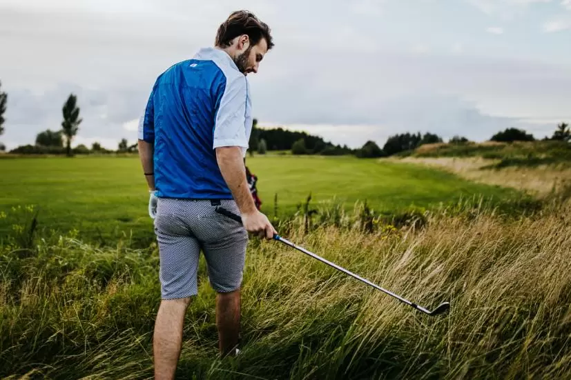 ボールを探すゴルファー