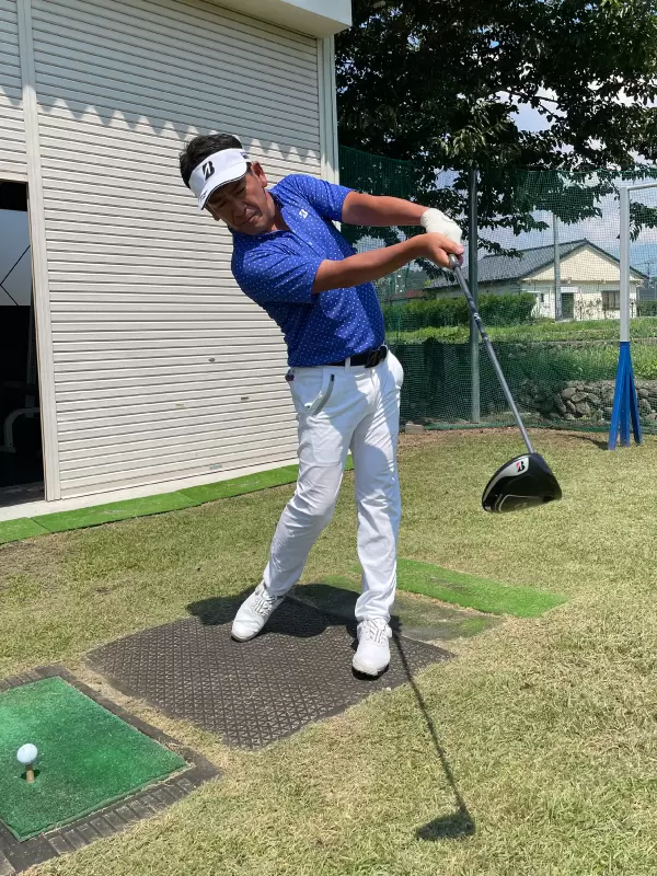 カラダをしっかり回し、ヘッドを押すように動かす令和型のB