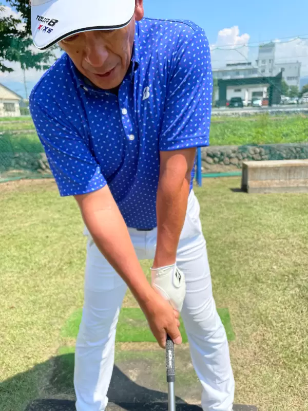 ヒッカケを防ぐためスクエア、もしくはウィークグリップで握る