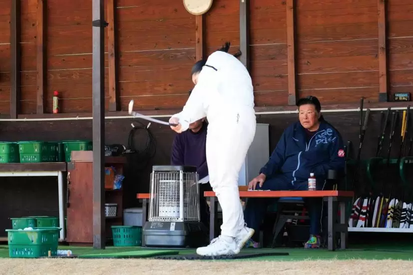 練習を見つめるジャンボ尾崎