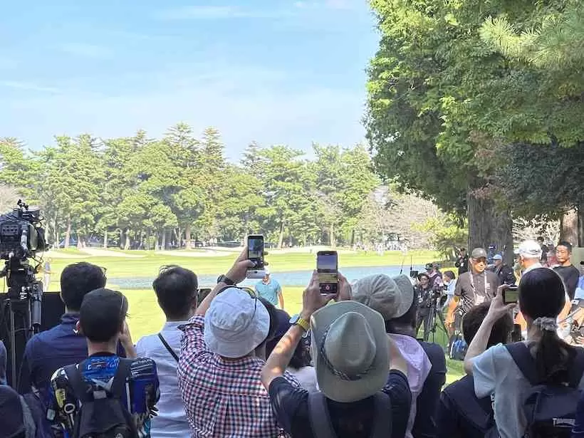 熱心に動画を撮影しているギャラリーが目立った。