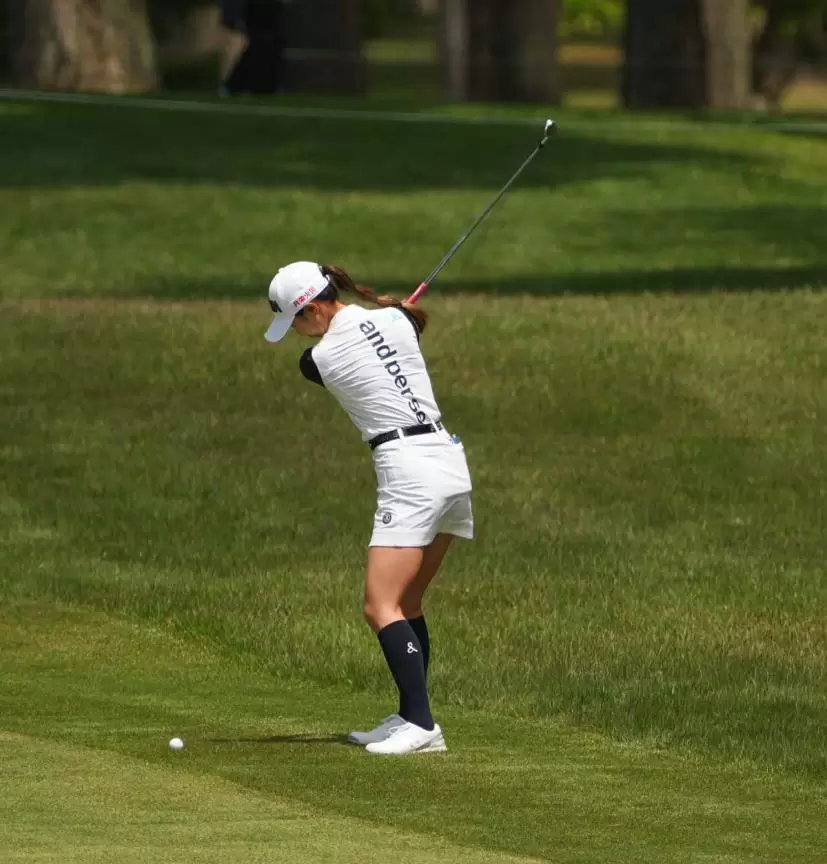 金澤志奈のウェッジスイング