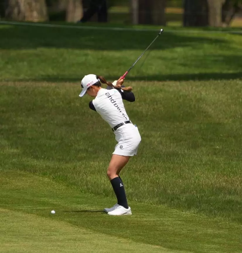 金澤志奈のウェッジスイング
