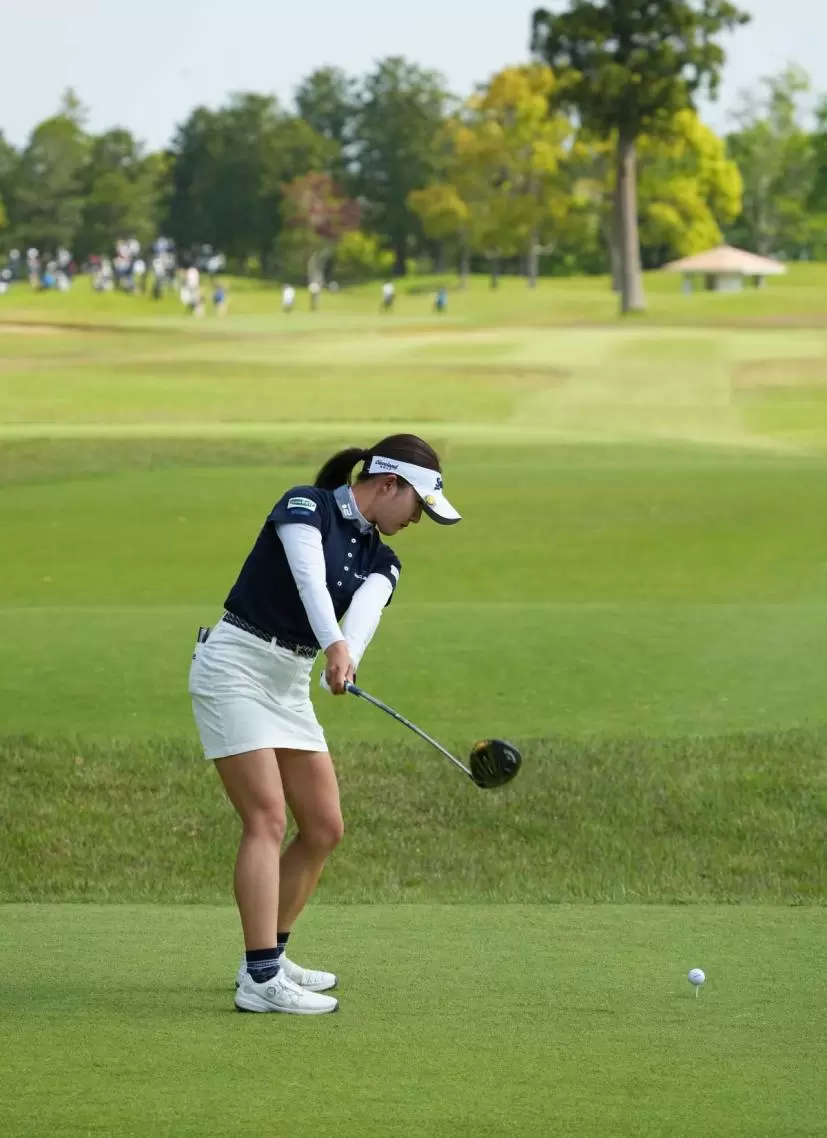 岸部桃子のドライバースイング