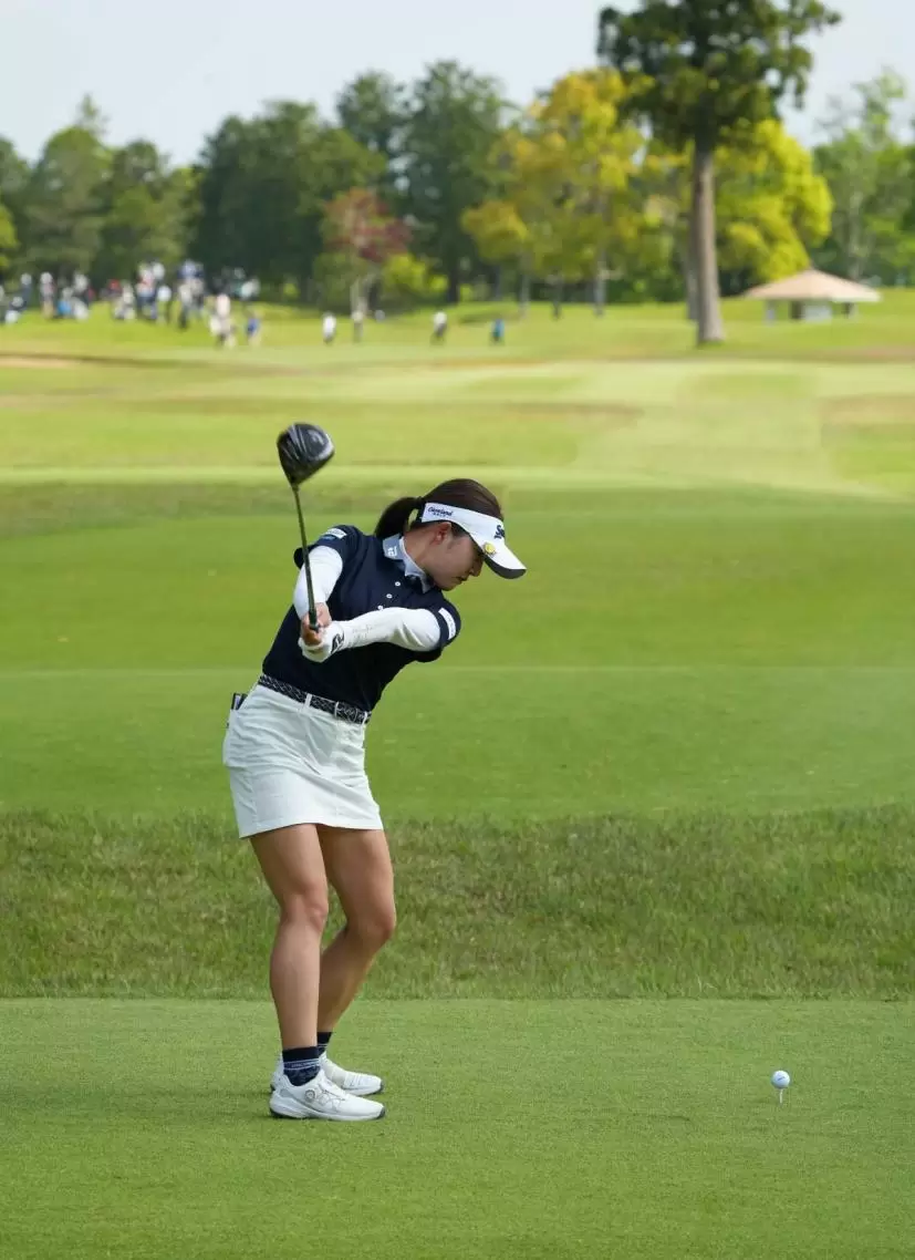 岸部桃子のドライバースイング