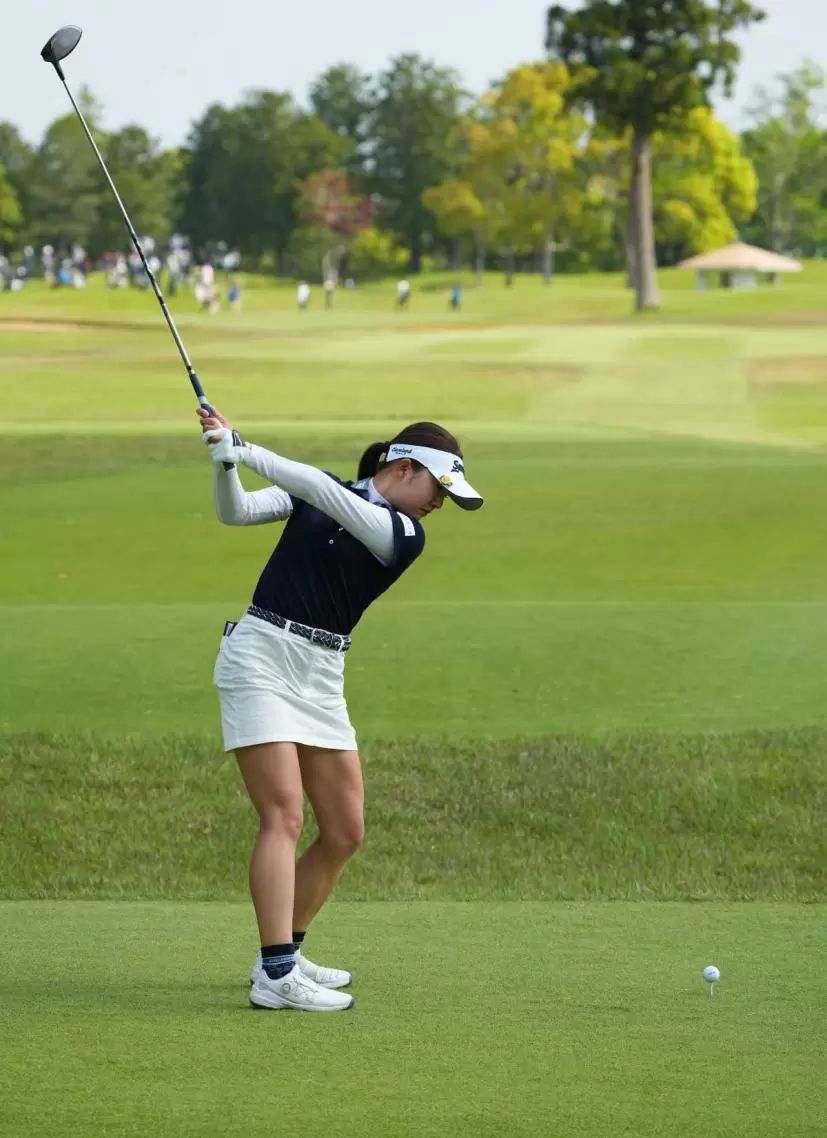 岸部桃子のドライバースイング