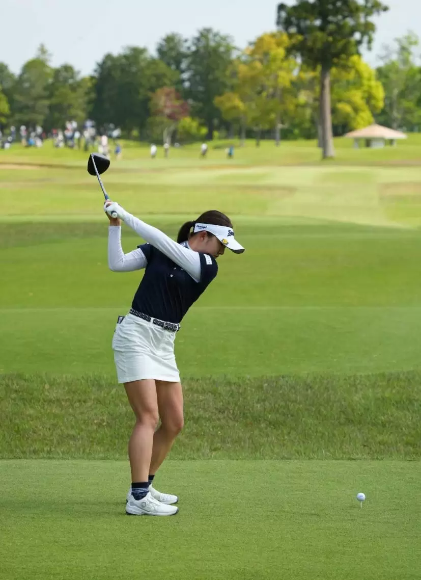 岸部桃子のドライバースイング