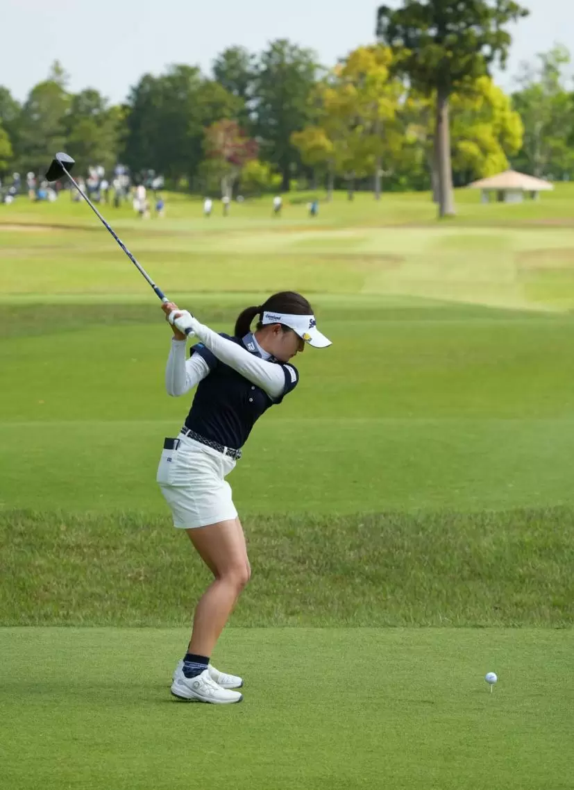 岸部桃子のドライバースイング