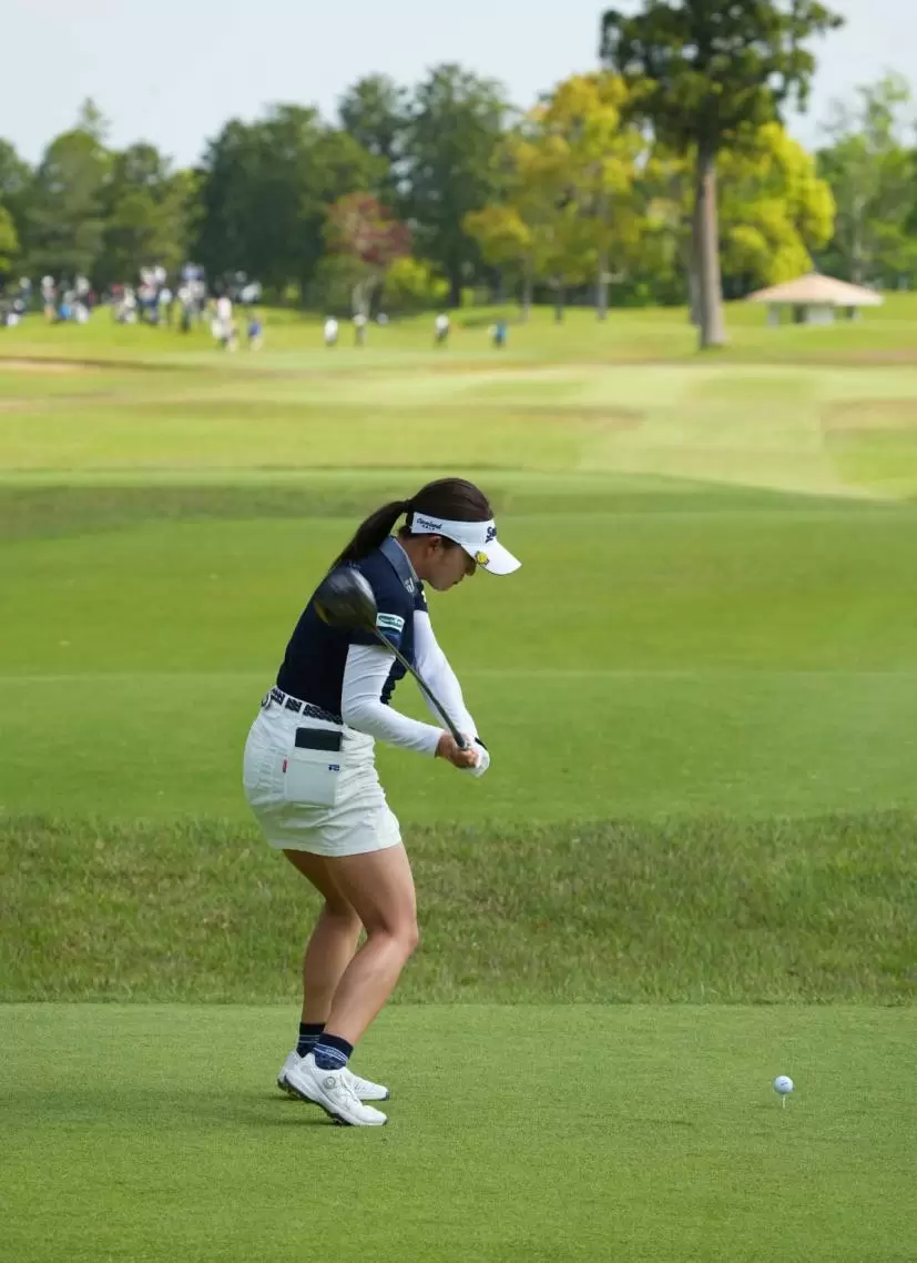 岸部桃子のドライバースイング