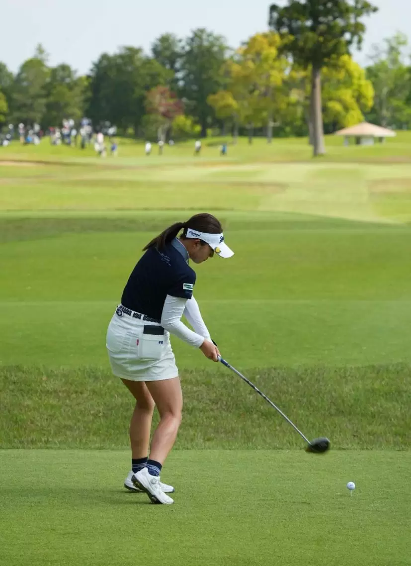 岸部桃子のドライバースイング