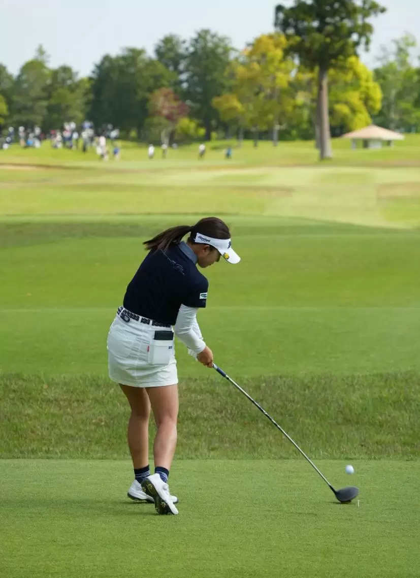 岸部桃子のドライバースイング