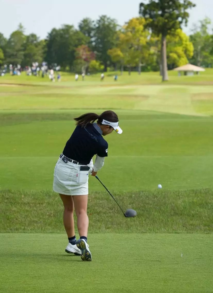 岸部桃子のドライバースイング