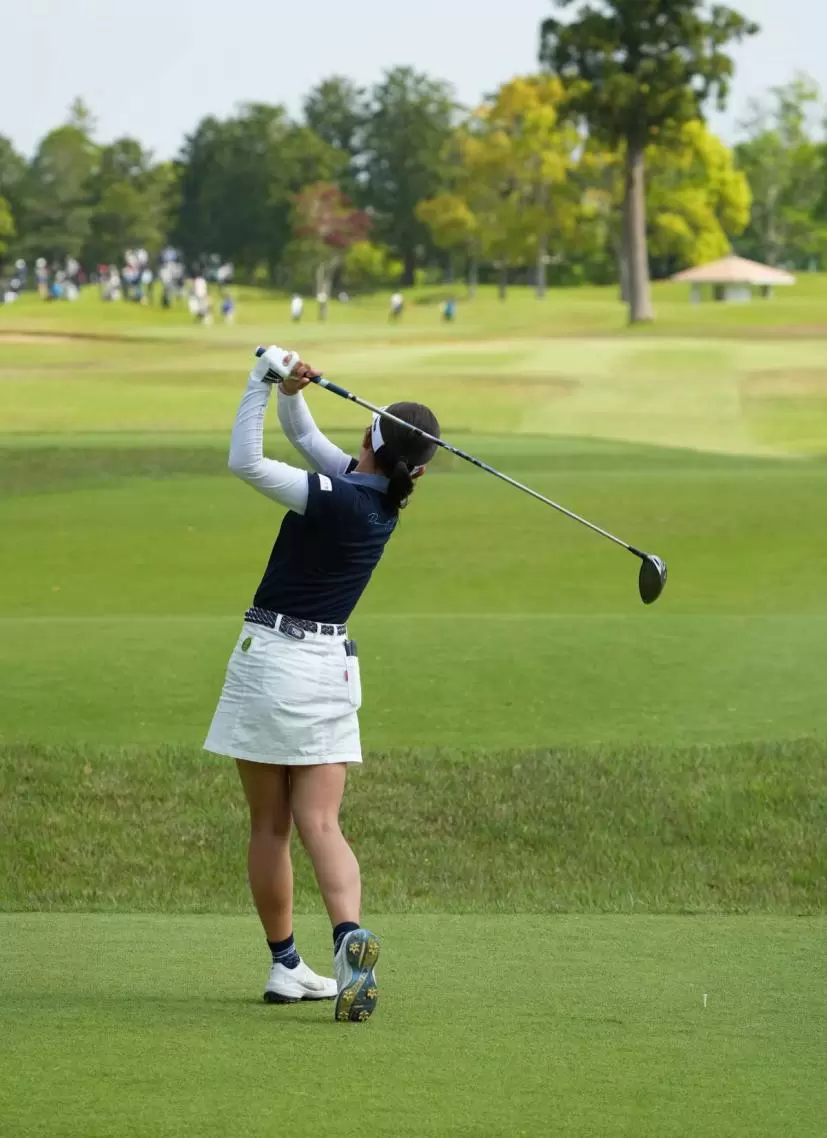 岸部桃子のドライバースイング