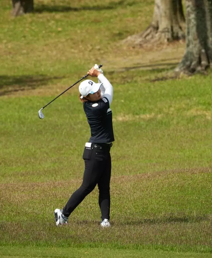 高橋彩華のアイアンスイング