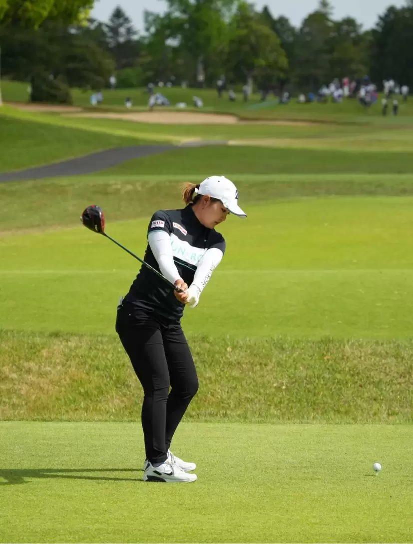 高橋彩華のドライバースイング