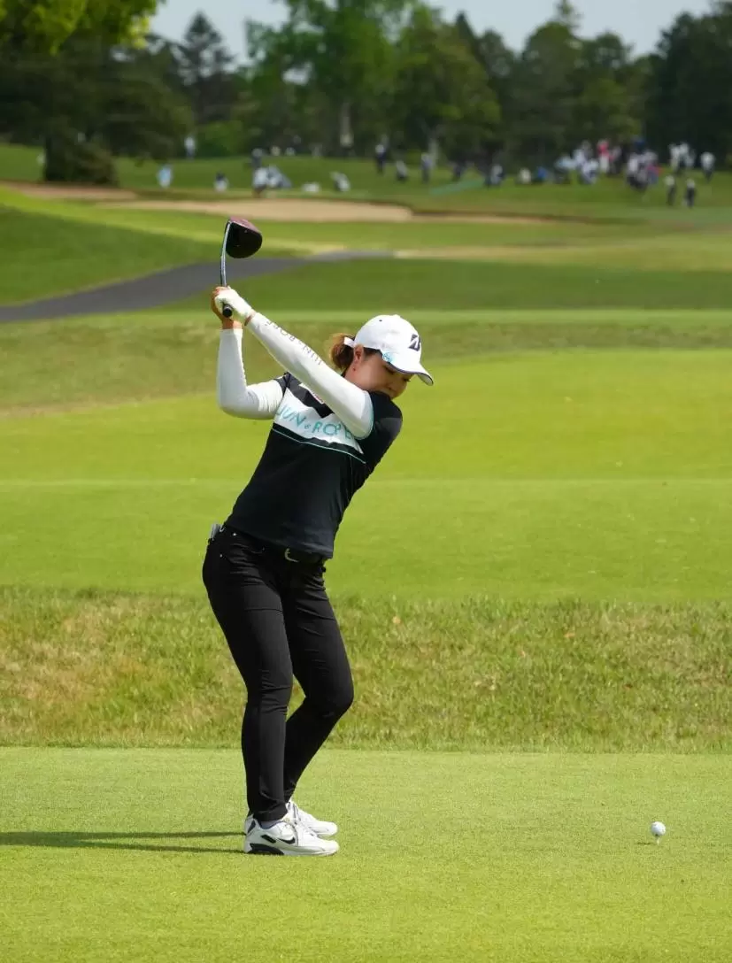 高橋彩華のドライバースイング